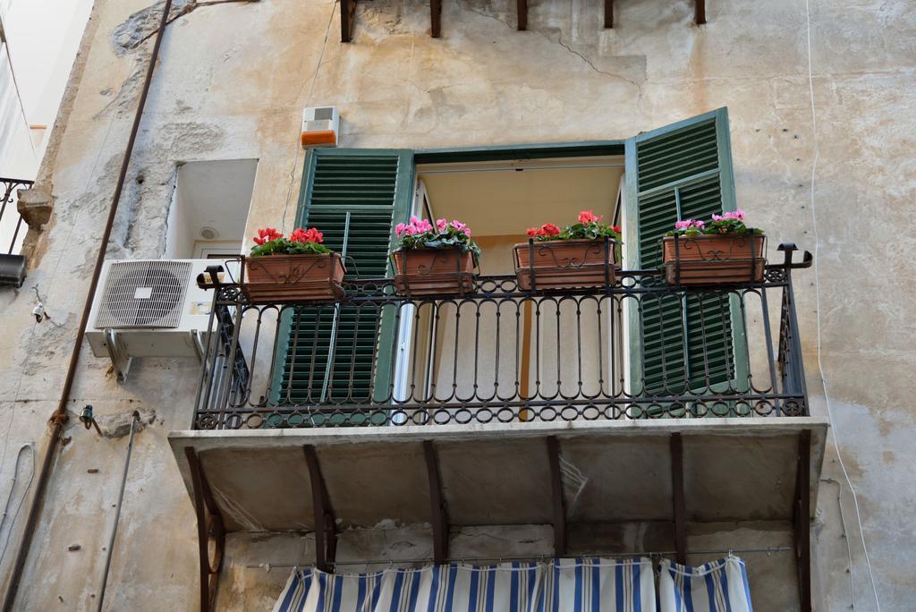 Real Teatro Umberto I Bed & Breakfast Palermo Bagian luar foto