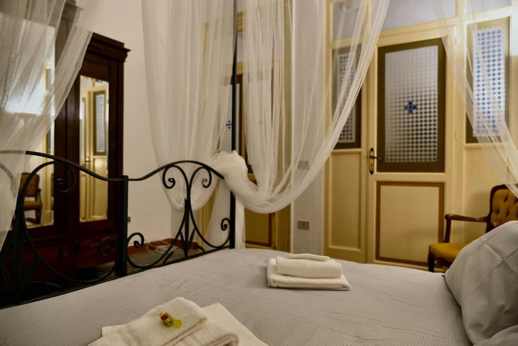Real Teatro Umberto I Bed & Breakfast Palermo Bagian luar foto