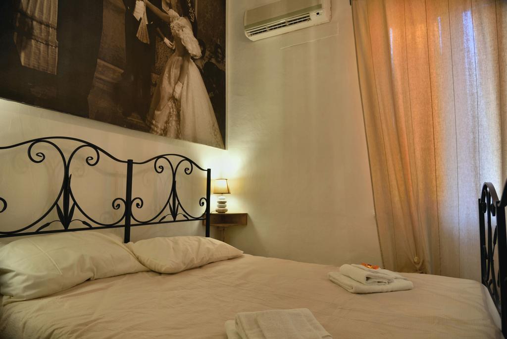 Real Teatro Umberto I Bed & Breakfast Palermo Bagian luar foto