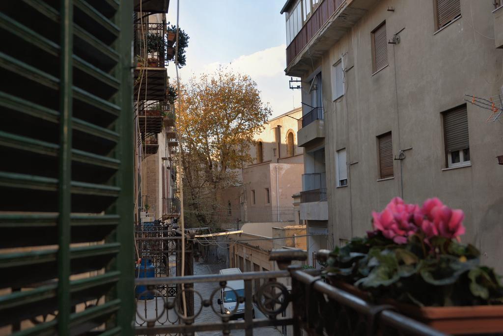 Real Teatro Umberto I Bed & Breakfast Palermo Bagian luar foto