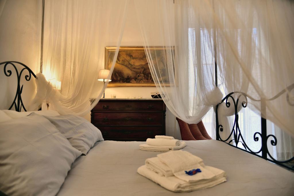 Real Teatro Umberto I Bed & Breakfast Palermo Bagian luar foto