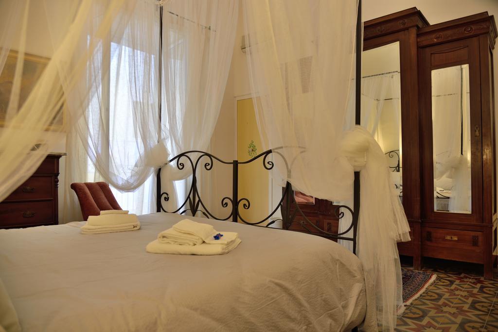 Real Teatro Umberto I Bed & Breakfast Palermo Bagian luar foto