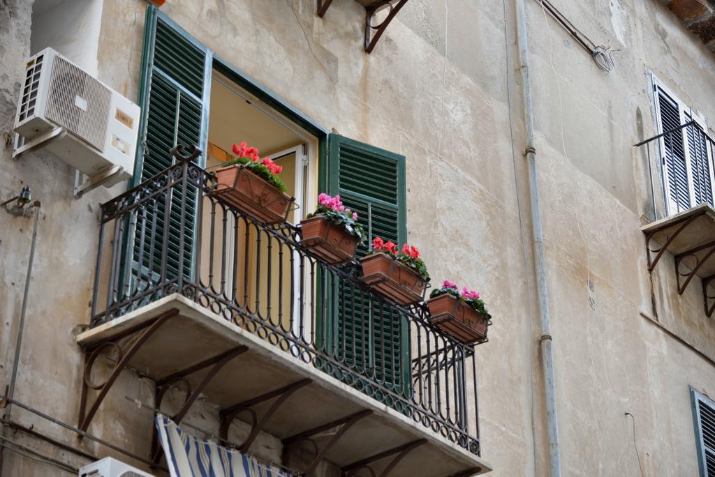 Real Teatro Umberto I Bed & Breakfast Palermo Bagian luar foto