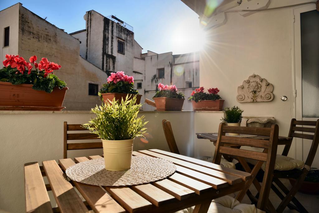 Real Teatro Umberto I Bed & Breakfast Palermo Bagian luar foto